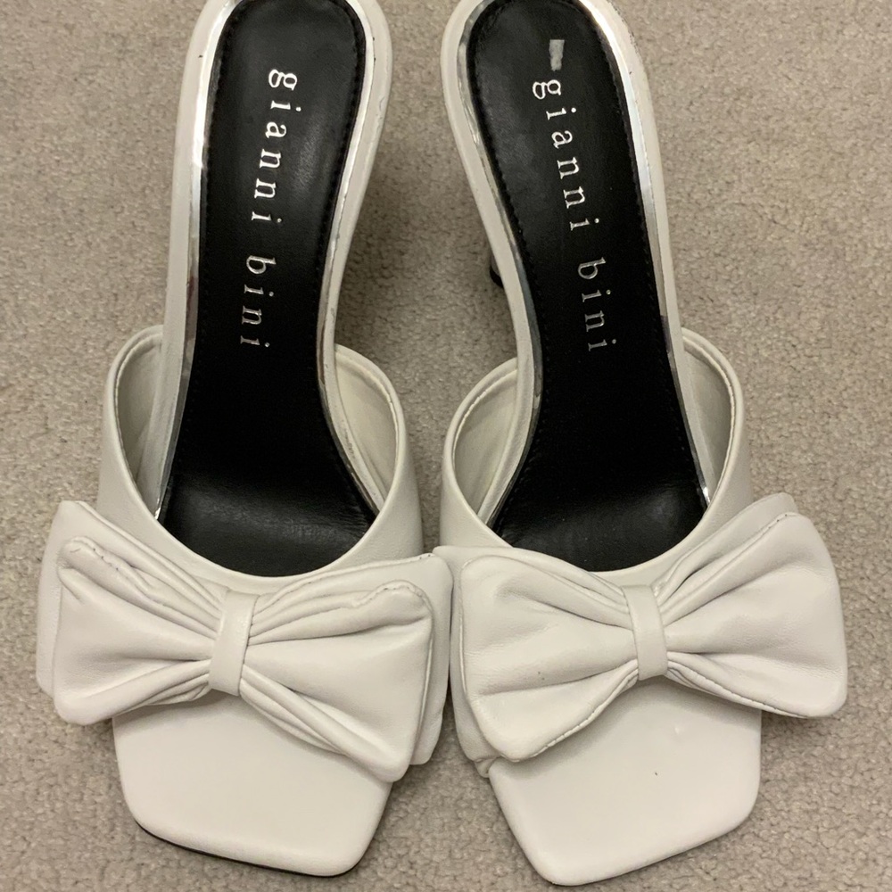 Gianni Bini White Bow Mule Slides